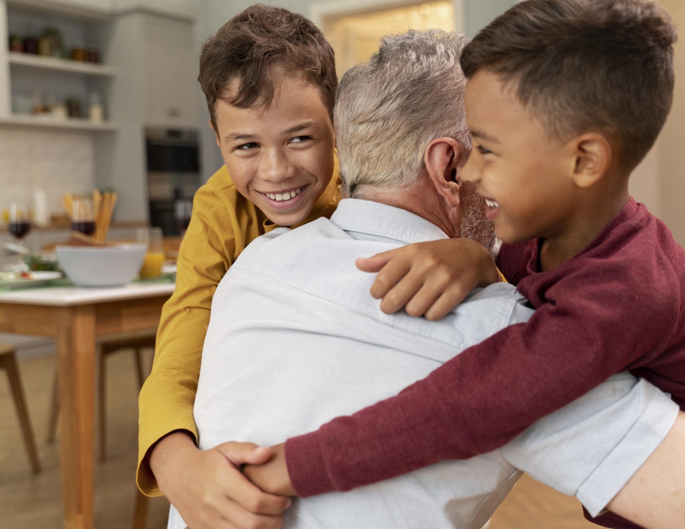 familia-feliz-cenando-juntos
